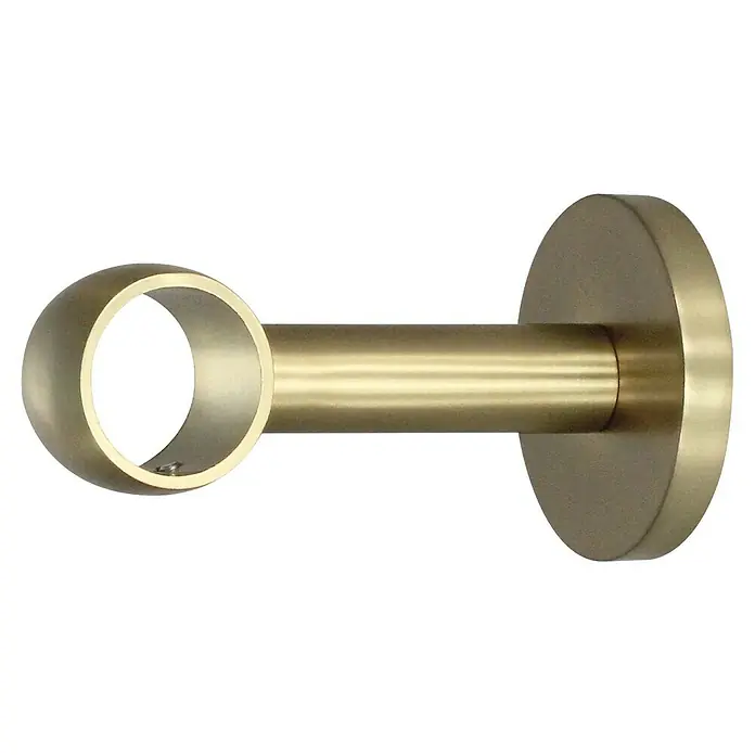 Expo Ambiente Träger Noble - Messingoptik matt, Geeignet für: Gardinenstangen Ø 25 mm, 8 cm - Detailaufnahme einer goldenen Gardinenstange, die an einer Wand befestigt wird, mit elegantem, modernem Design und hochwertiger Verarbeitung.