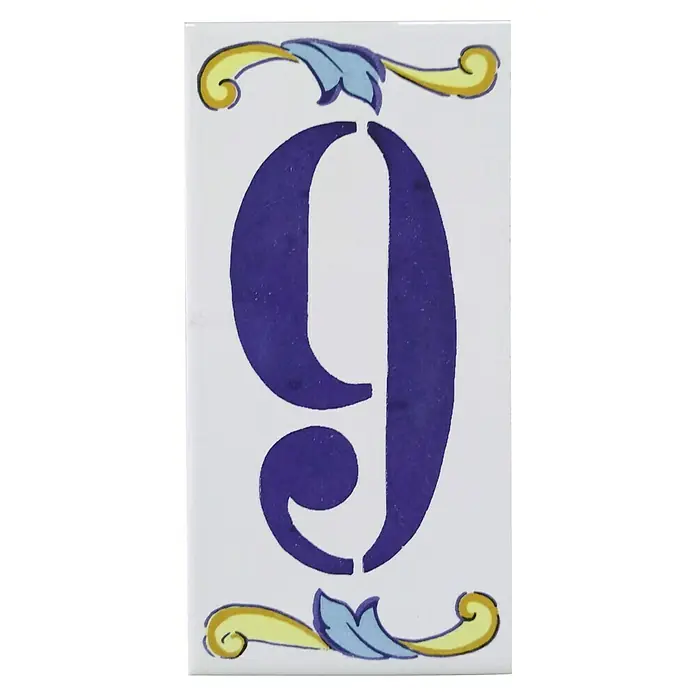 Pavimento cerámico Número 9 - 7,5 x 15 cm, Blanco/Azul/Amarillo, Brillante - Azulejo de cerámica con el número 9 en morado y adornos florales decorativos en amarillo y azul.