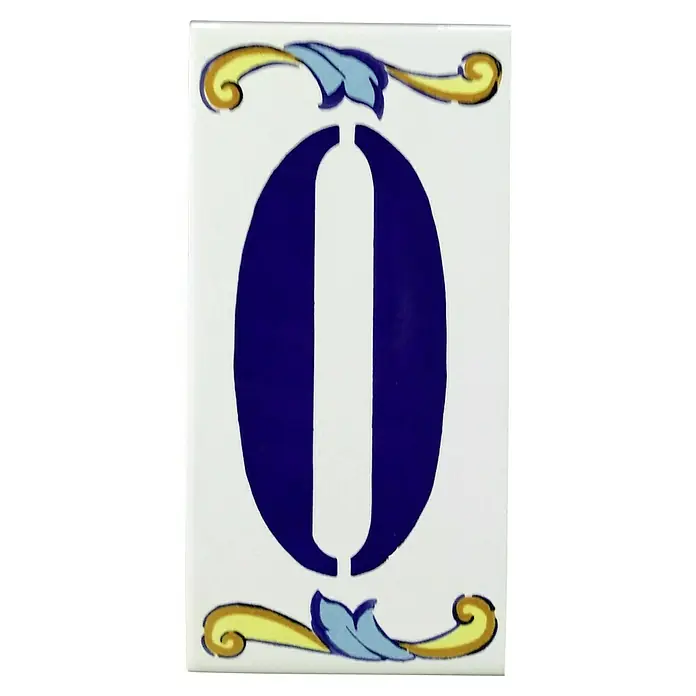 Pavimento cerámico Número 0 - 7,5 x 15 cm, Blanco/Azul/Amarillo, Brillante - Azulejo de cerámica con un cero azul estilizado y ornamentación amarilla y azul sobre un fondo blanco. Número de casa decorativo para exteriores.