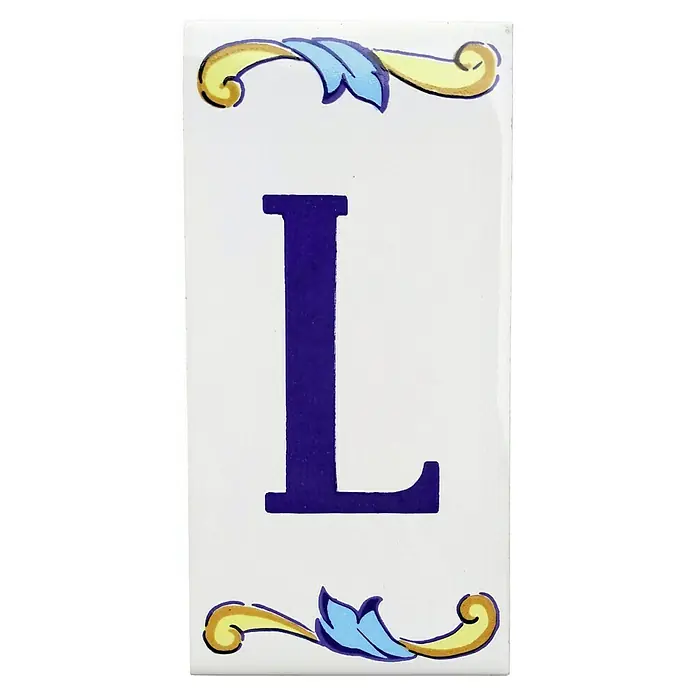 Pavimento cerámico Letra L - 7,5 x 15 cm, Blanco/Azul/Amarillo, Brillante - Azulejo de cerámica con la letra L. Obra de arte decorativa con un diseño de "L" azul y adornos dorados ornamentados.