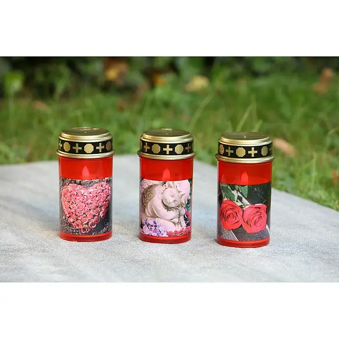 LED-Grablampe Tumba - Ø x H: 7 x 13 cm, Rot - Drei rote Grabkerzen mit Blumen- und Engelsmotiven, dekoriert mit goldenen Deckeln.