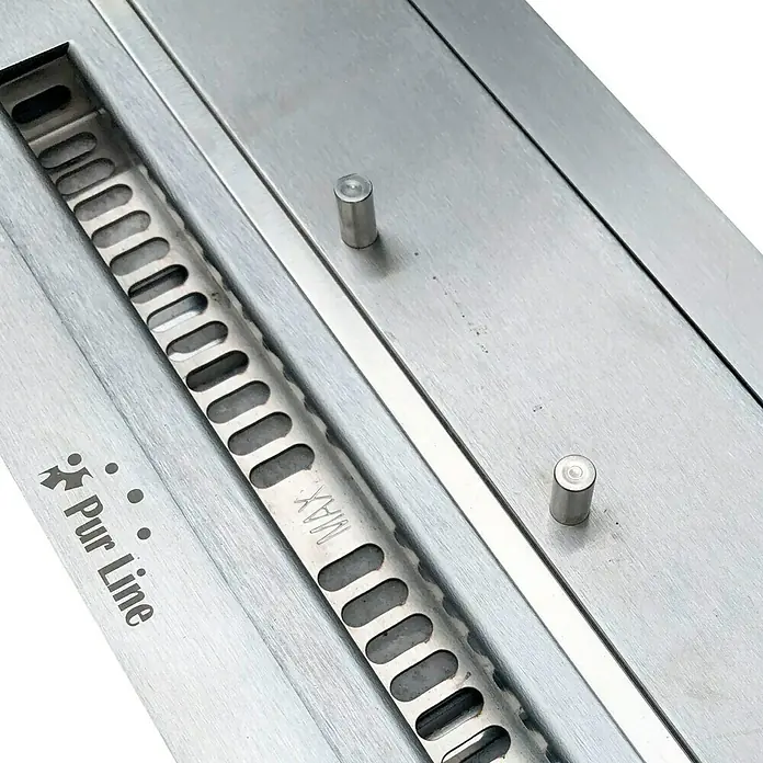 Purline Bloque de combustión F9645 - L x An x Al: 15 x 45 x 8 cm, Acero inoxidable - Primer plano de un quemador de bioetanol Pur Line de acero inoxidable con ranuras de ventilación y marcaje MAX.