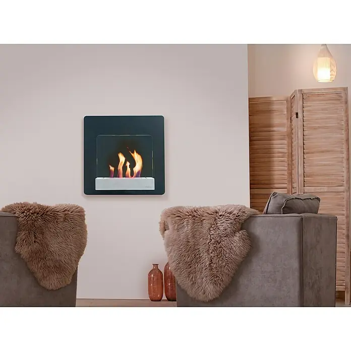 Purline Chimenea de bioetanol Hypnos - L x An x Al: 20 x 60 x 60 cm, Negro - La imagen muestra una chimenea de pared moderna que aporta calidez y estilo a cualquier habitación. Su diseño elegante y las llamas vibrantes lo convierten en un punto focal.
