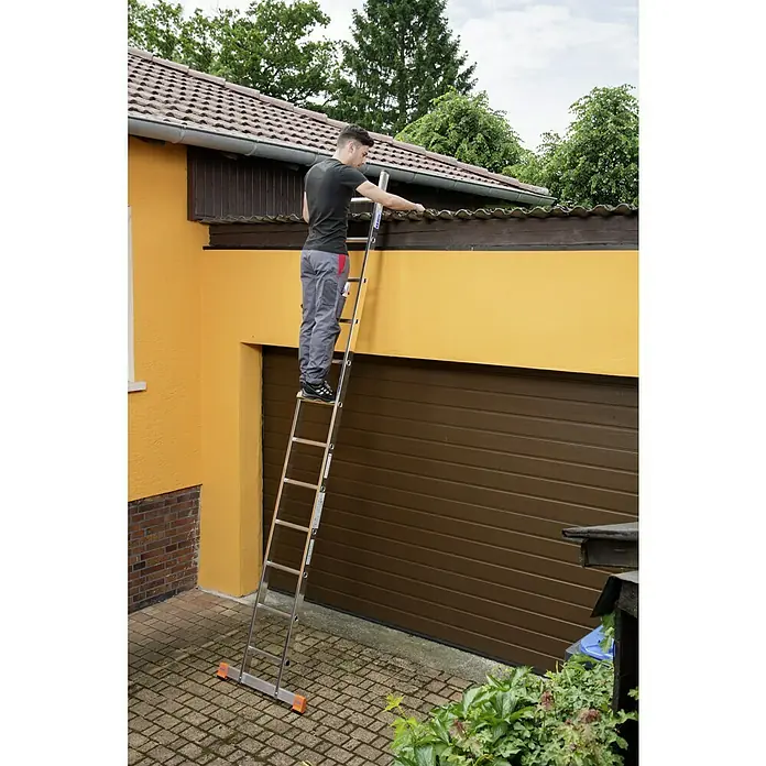 Krause Monto Anlegeleiter Sibilo - Anzahl Tritte: 12 Stk., Arbeitshöhe: 4,4 m, Aluminium - Eine Person steht auf einer KRAUSE Leiter und reinigt eine Dachrinne an einem gelben Haus mit braunem Garagentor.