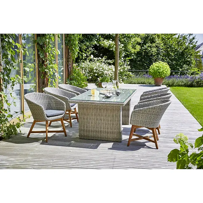 Sunfun Pauline Sillón de jardín Pauline - An x Pr x Al: 62 x 70 x 80 cm, Madera maciza, Bambus Grey, Antracita, Marrón natural - Un juego de comedor de ratán gris con una mesa cuadrada y cuatro sillas con detalles de madera en un patio exterior de madera.
