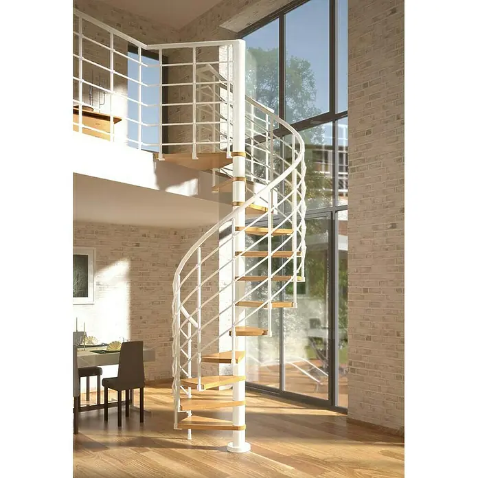 Dolle Spindeltreppe Oslo - Durchmesser: 140 cm, Weiß, Farbe Stufen: Buche Natur, Geschosshöhe: 252 cm - 276 cm - Eine elegante Wendeltreppe mit weißen Geländern und Holzstufen vor einem Fenster.