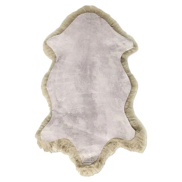 Esbeco Schaffell Tibet - Taupe, 100 x 70 cm - Ein stilvolles, creme-farbenes Schaffell, das Wärme und Komfort in jeden Raum bringt. Perfekt als Teppich oder dekoratives Element.