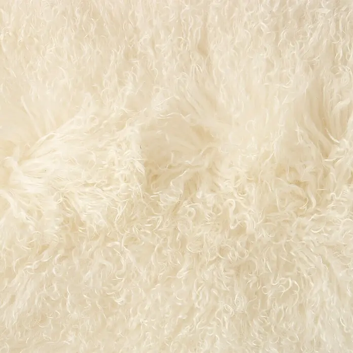 Esbeco Schaffell Tibet - Weiß, 100 x 70 cm - Nahaufnahme eines flauschigen, cremefarbenen Schaffells, das eine weiche und luxuriöse Textur für Dekor oder Komfort bietet.