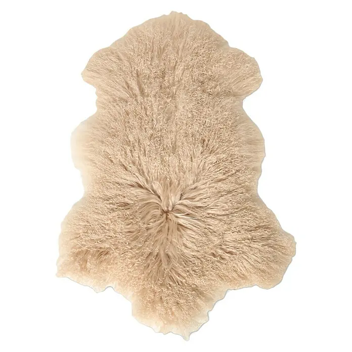 Esbeco Schaffell Tibet - Beige, 100 x 70 cm - Ein cremefarbener Schaffellteppich mit unregelmäßiger Form, der Wärme und Komfort in jeden Raum bringt.