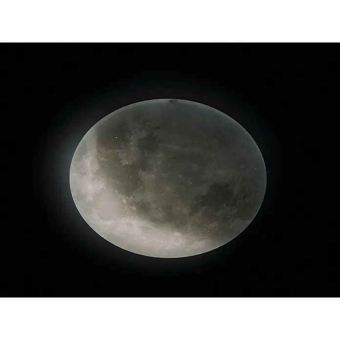 Trio Leuchten LED-Deckenleuchte rund Lunar - 40 W, Ø x H: 600 mm x 12 cm, Grau - Nahaufnahme des Mondes, die Details seiner Krater und Oberflächenstruktur hervorhebt. Das helle Licht kontrastiert mit dem dunklen Weltraum.
