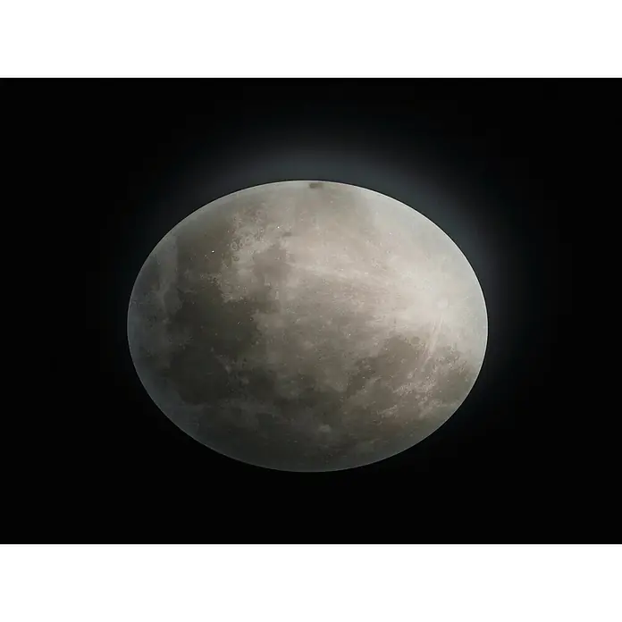 Trio Leuchten LED-Deckenleuchte rund Lunar - 40 W, Ø x H: 600 mm x 12 cm, Grau - Nahaufnahme des Mondes, der seine Krater und Texturen in hoher Detailgenauigkeit zeigt, umgeben von tiefem Schwarz.