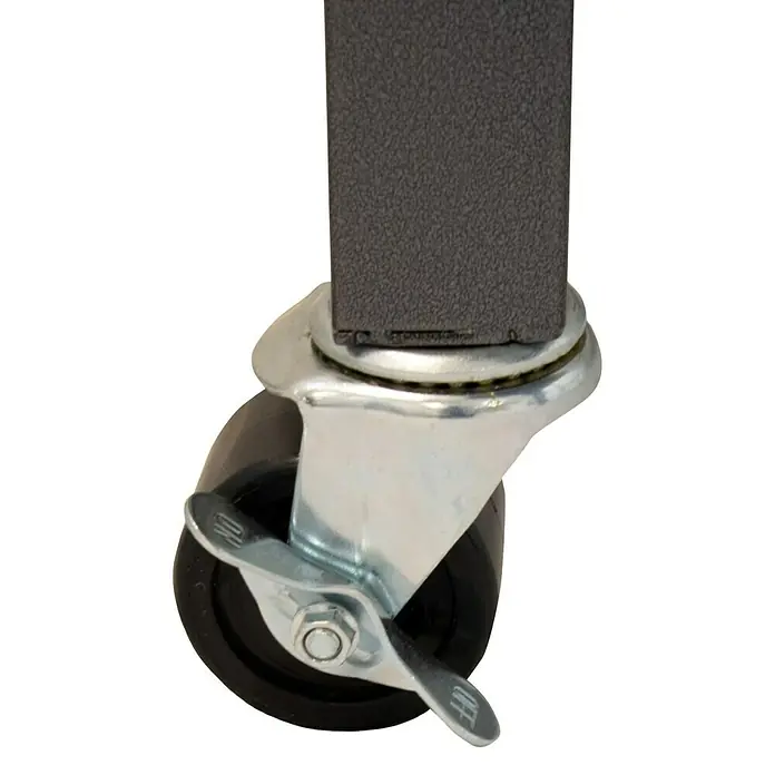 Werkbank mit Rollen - L x B: 61 x 122 cm, Arbeitshöhe: 95,5 cm, Belastbarkeit: 130 kg, Anthrazit/Silber - Detailaufnahme eines schwarzen Rollrads mit Feststellbremse, montiert an einem grauen Metallrahmen. Ideal für Möbel.