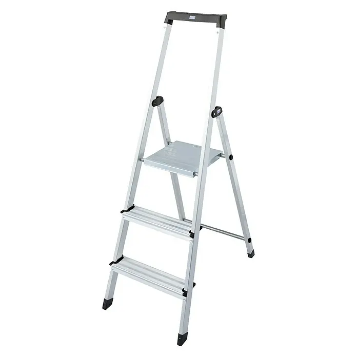 Krause Monto Stehleiter Solidy - Arbeitshöhe: 2,65 m, Anzahl Tritte: 3 Stk., Belastbarkeit: 150 kg, Aluminium - Bild einer silbernen, dreistufigen Haushaltsleiter mit einer Ablagefläche und einer schwarzen Haltevorrichtung.