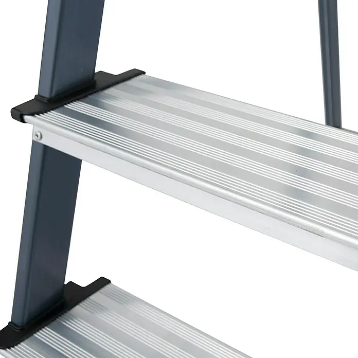 Krause Monto Stehleiter Securo - Arbeitshöhe: 3,7 m, Anzahl Tritte: 8 Stk., Belastbarkeit: 150 kg, Aluminium - Nahaufnahme einer silbernen Trittleiter mit grauen Holmen und schwarzen Kunststoffverbindungen.