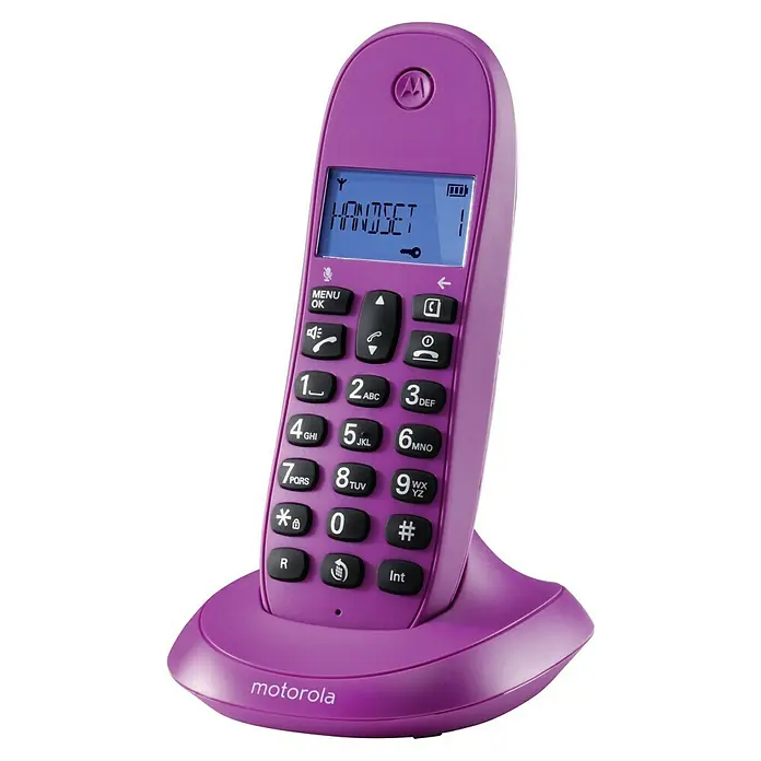 Motorola Teléfono inalámbrico C1001 - Rellamada, Violeta - Primer plano de un teléfono inalámbrico Motorola púrpura con teclado y pantalla, asentado sobre una base a juego.