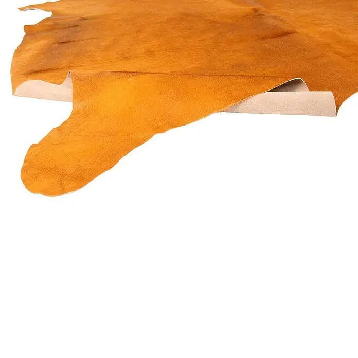 Esbeco Kuhfell - Gelb, 100 % Echtfell - Nahaufnahme von natürlichem gelbem Leder mit sichtbarer Textur, ideal für verschiedene Handwerksprojekte und Accessoires.
