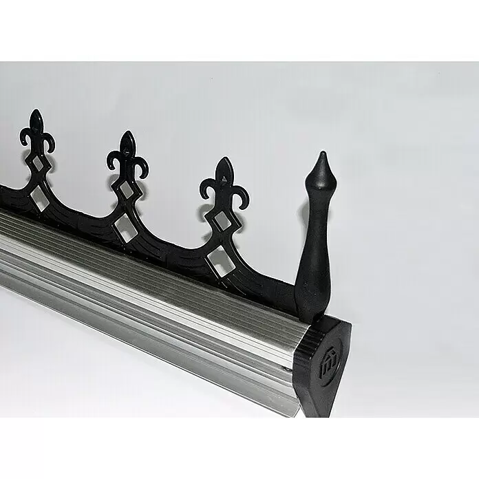 Juliana Gewächshaus Premium - Außenmaß inkl. Dachüberstand (B x T): 296 x 296 cm, Material Seitenwand: Glas, 3 mm, Anthrazit/Schwarz - Schwarze dekorative Kronen-Endkappe mit Fleur-de-lis-Design auf einem silbernen Aluminiumprofil und schwarzer Abschlusskappe.