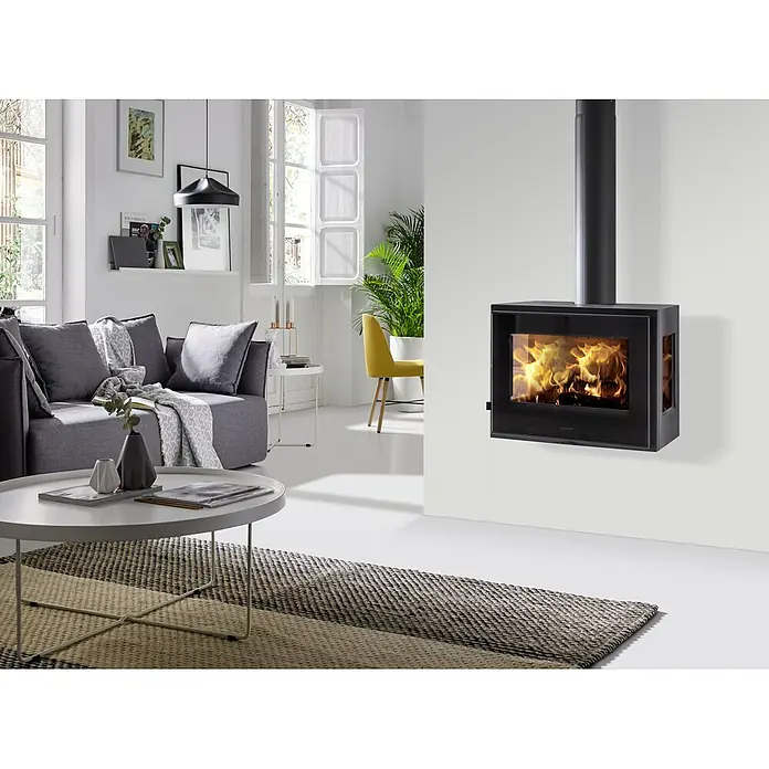Panadero Estufa de leña Java Wall - 5,9 kW, Volumen de calefacción: 210 m³, Material del revestimiento: Acero, Negro - Un salón moderno con una chimenea negra de pared como punto focal.