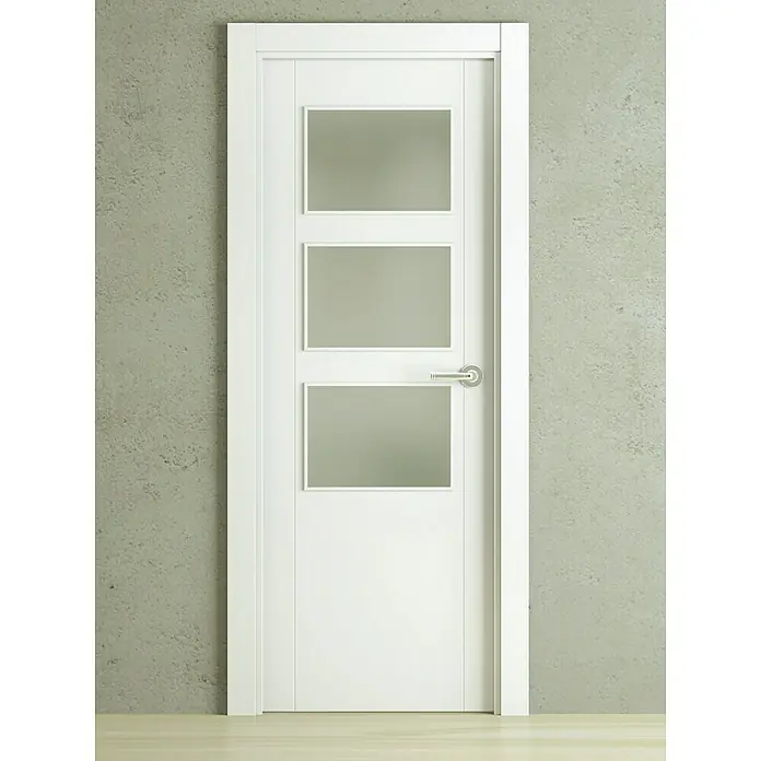 Pack puerta acristalada Natal - 72,5 x 203 cm, Izquierda, Blanco - Una puerta interior blanca y moderna con tres paneles de vidrio rectangulares y un tirador elegante, sobre una pared texturizada.