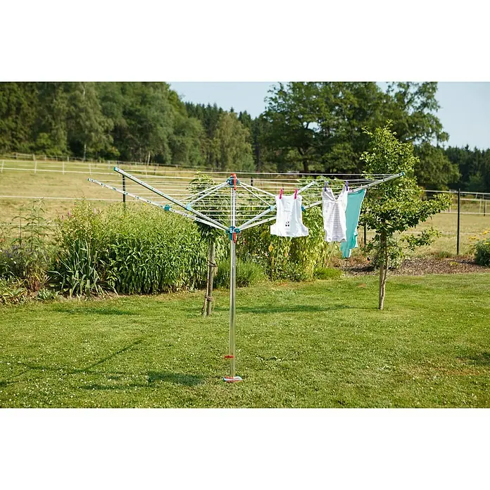 Blome Wäschespinne Medium Plus - Geeignet für Anzahl Waschmaschinenfüllungen: 5 Stk. - 6 Stk., Länge Wäscheleine: 60 m, Durchmesser offen: 3 m - Drehflügelwäscheständer im Garten mit Wäsche aufgehängt. Perfekt zum Trocknen im Freien, robust und platzsparend.