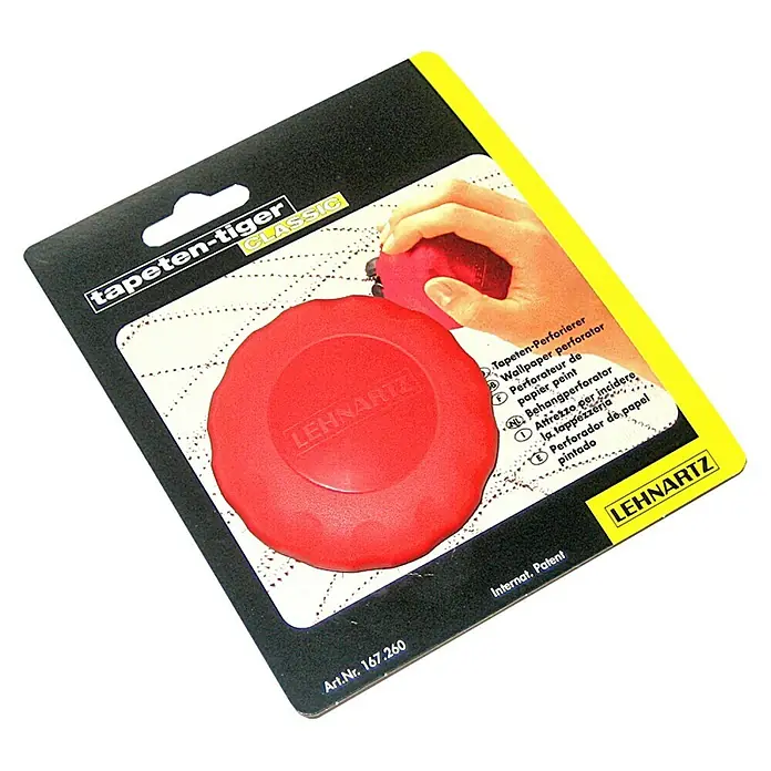 Lehnartz Tapeten-Tiger - Breite: 15 mm, Weitere Ausführungseigenschaft: Anzahl Köpfe: 1 Stk. - Nahaufnahme der Verpackung eines Tapeten-Perforierers der Marke Tapeten-Tiger Classic mit rotem Applikator für müheloses Aufbringen.