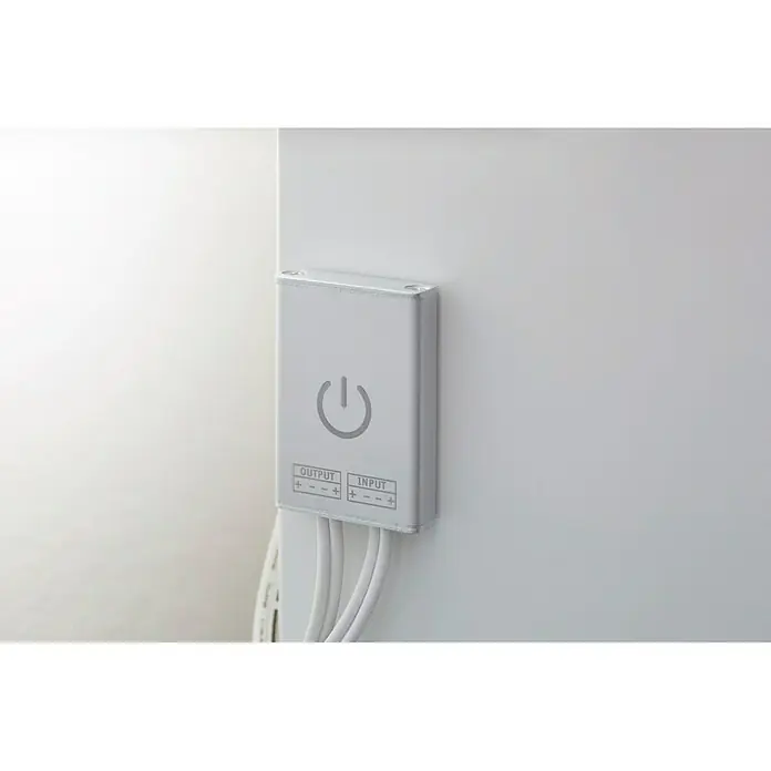Paulmann YourLED Interruptor de palanca táctil - Encendido y apagado integrado - Primer plano de un dispositivo electrónico con puertos de entrada y salida, montado en una pared blanca con cables conectados.