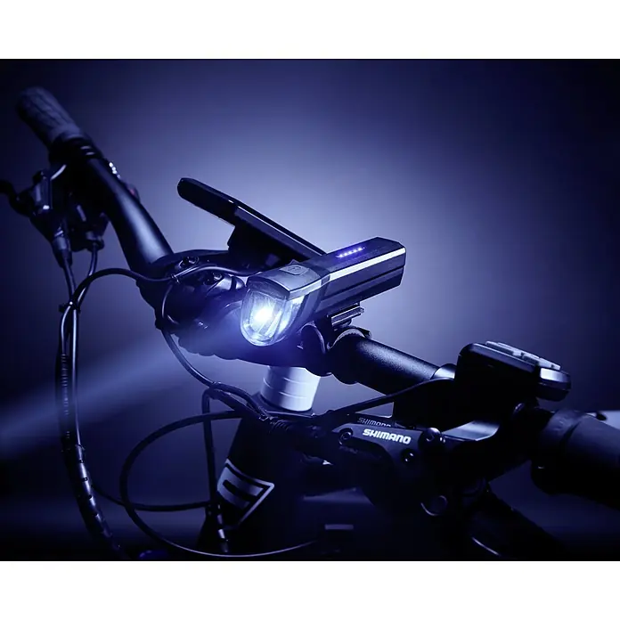 Fischer Fahrradbeleuchtungs-Set - 3 -tlg. - Fahrradlenker mit montierter, leuchtender Fahrradlampe. Shimano Bremshebel sind auch sichtbar.