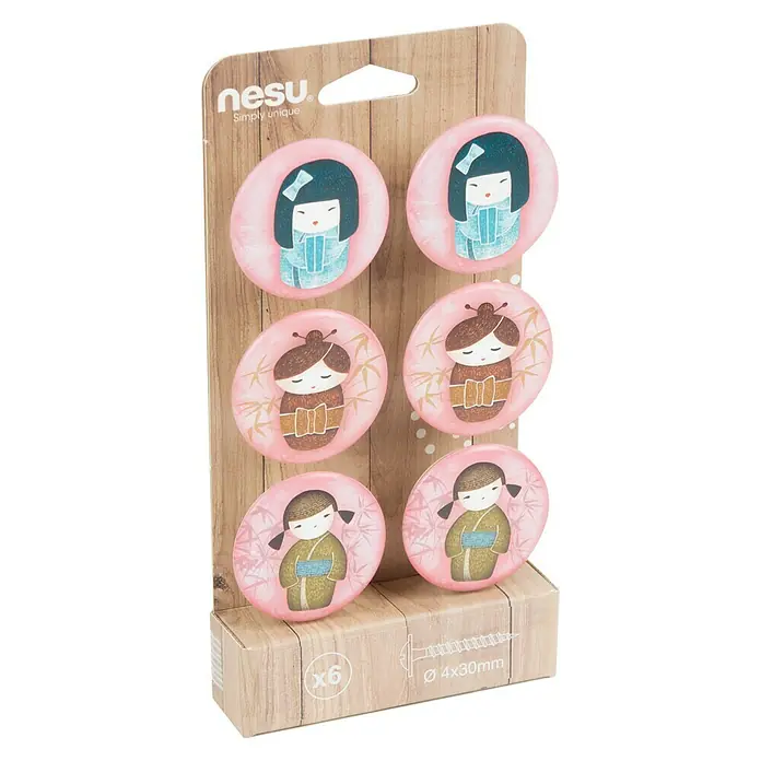 Nesu Pomo para muebles Chinas 6 uds. - 6 ud., Ø x Al: 50 x 24 mm, Plástico - Primer plano de un paquete de seis pomos para muebles Nesu con diseños de niñas Kokeshi. Incluye tornillos.