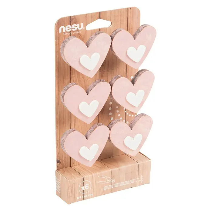Nesu Tirador para muebles Corazón Shabby - L x An x Al: 5,4 x 4,6 x 3,2 cm, Madera, 6 ud. - Primer plano de seis pomos decorativos en forma de corazón de color rosa con un corazón blanco, presentados sobre una tabla de madera. Ideal para decorar muebles.