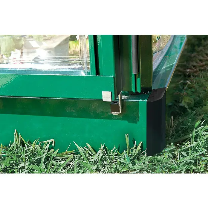 Palram – Canopia Gewächshaus Balance - Außenmaß inkl. Dachüberstand (B x T): 244 x 367 cm, 0,7 mm, Grün - Detailaufnahme eines grünen Frühbeets mit schwarzem Eckschutz, umgeben von Gras. Das Beet steht stabil und sicher im Garten.