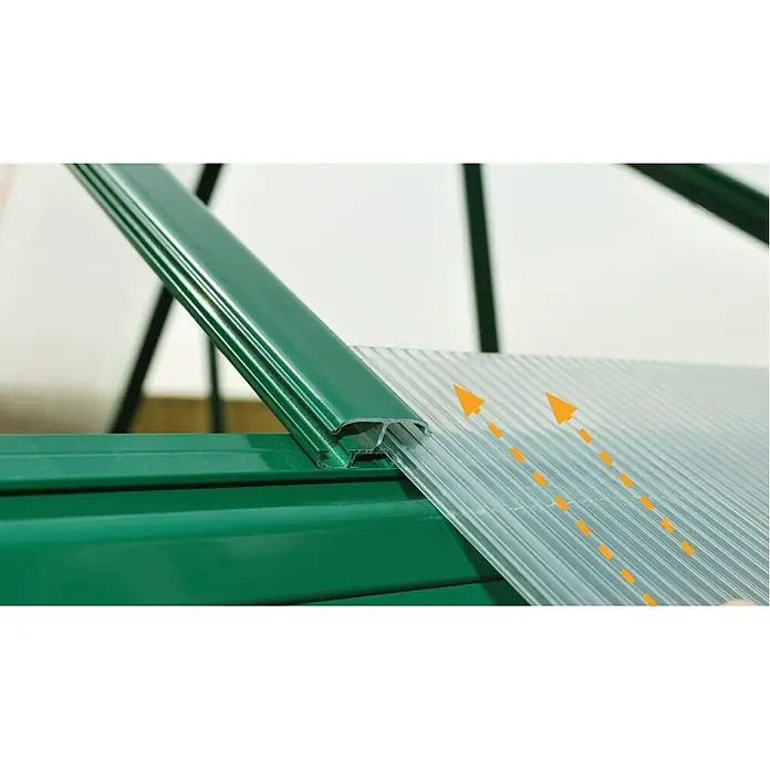 Palram – Canopia Gewächshaus Balance - Außenmaß inkl. Dachüberstand (B x T): 244 x 367 cm, 0,7 mm, Grün - Nahaufnahme einer grünen Gewächshauskonstruktion mit Polycarbonatplatten und Pfeilen, die die Montagerichtung anzeigen.