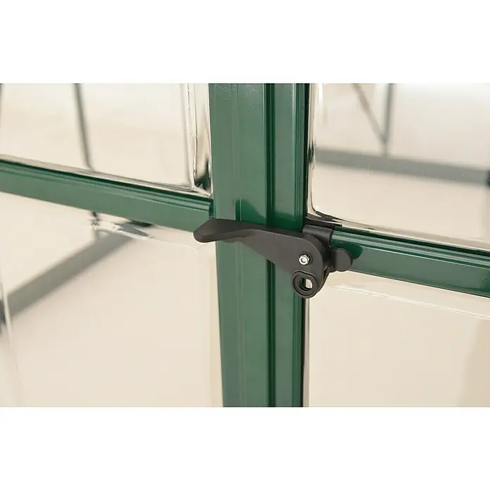 Palram – Canopia Gewächshaus Balance - Außenmaß inkl. Dachüberstand (B x T): 244 x 487 cm, 0,7 mm, Grün - Nahaufnahme des Verschlusses eines Gewächshauses, der Sicherheit und Schutz für Ihre Pflanzen bietet.\n
