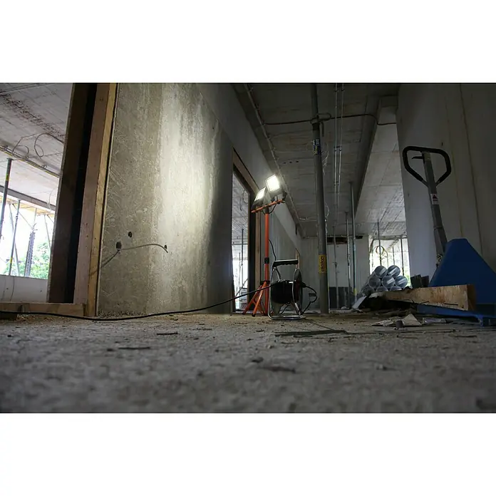 Ledvance LED-Arbeitsleuchte - 5.400 lm, Lichtfarbe: Kaltweiß, Anzahl Leuchtmittel: 2 Stk. - Baustellenbeleuchtung mit Stativ und Kabeltrommel in einer Rohbauumgebung, ideal für Handwerker und Bauarbeiter.