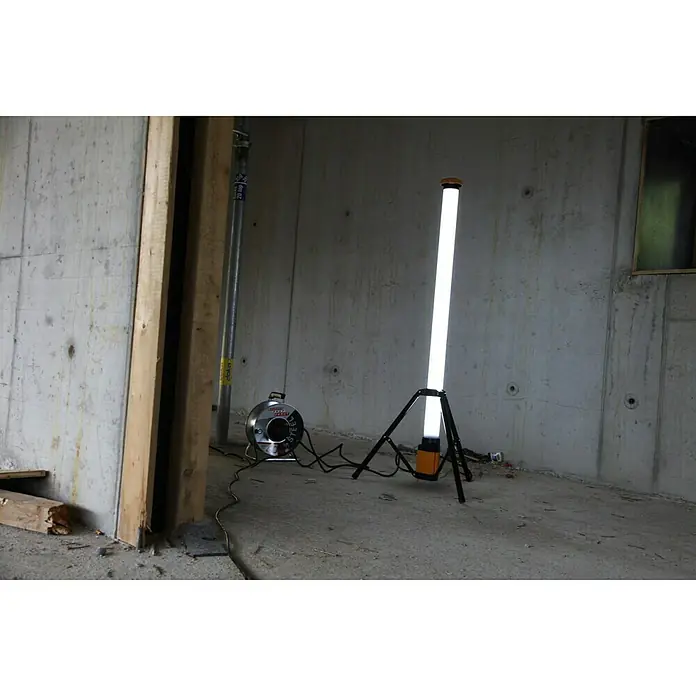 Profi Depot Kabeltrommel - Verzinktes Stahlblech, 40 m, N05V3V3-F, IP44 - Helles LED-Baustrahler-Set mit Stativ und Ventilator in einem Rohbau, das effiziente Beleuchtung und Belüftung für Profis bietet.