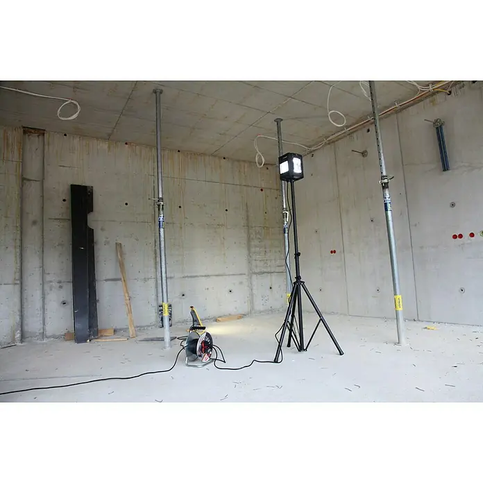 Profi Depot Kabeltrommel - Verzinktes Stahlblech, 40 m, N05V3V3-F, IP44 - Baustellenbeleuchtung mit Stativ und Kabeltrommel in einem Rohbau. Für gute Sichtbarkeit und sichere Arbeitsbedingungen.