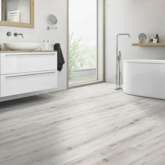 Classen Vinylbodenmuster GreenVinyl Schnee-Eiche - 300 x 173 x 3,8 mm, Landhausdiele - Helles Badezimmer mit Waschtisch, Spiegel, Badewanne und grauem Holzboden. Ein modernes Badezimmerdesign.
