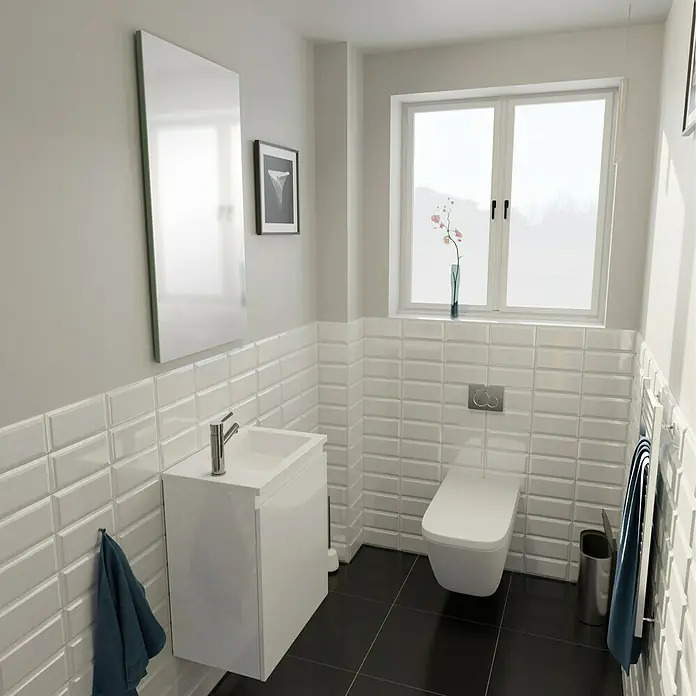 Camargue Espacio Badmöbel-Set C3 - 50 cm, Gama weiß glänzend - Badezimmer mit weißer Keramiktoilette und passendem Waschbecken mit Armatur vor der weiß gefliesten Wand.