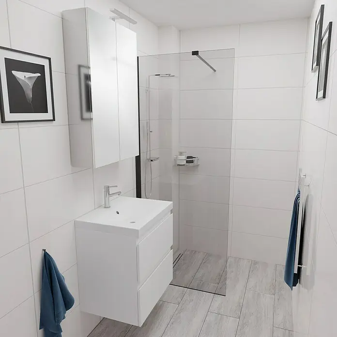 Camargue Espacio Badmöbel-Set E31 - 60 cm, Gama weiß matt - Weißes Badezimmer mit Waschbeckenunterschrank, Spiegelschrank, begehbarer Dusche und Handtüchern an der Wand. Das schlichte Design schafft eine moderne Atmosphäre.