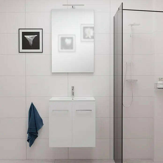 Camargue Espacio Badmöbel-Set E71 - 60 cm, Mira - Ein modernes Badezimmer mit einem weißen Waschtischunterschrank, einem Spiegel und einer Dusche.