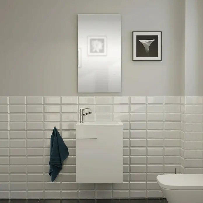 Camargue Espacio Badmöbel-Set C1 - 50 cm, Mira - Modernes Badezimmer-Interieur mit einem weißen Waschtischunterschrank, einem stilvollen Spiegel und einer eleganten Wandgestaltung.