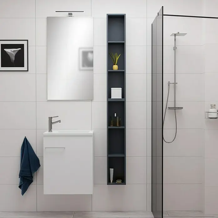 Camargue Espacio Badmöbel-Set F1 - 70 cm, Mira - Ein modernes Badezimmer mit einem weißen Waschtischunterschrank, einem Spiegel und einem hohen, schmalen Regal in dunklem Anthrazit.