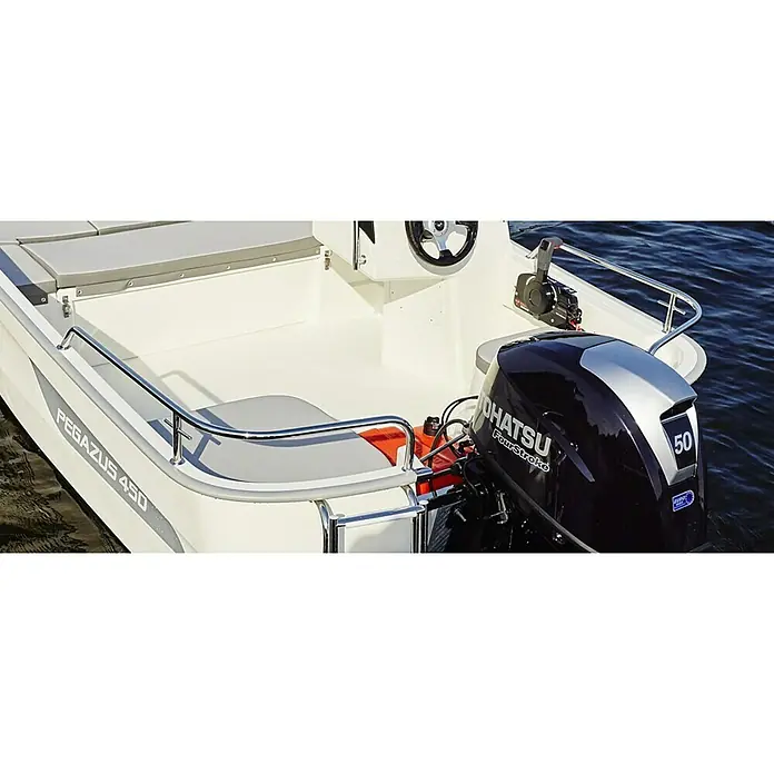 PEGAZUS Reling - Passend für: Pegazus Boot GFK 450, Geeignet für: Heck - Detailansicht eines "Pegazus 450" Bootes mit einem "Tohatsu Fourstroke 50" Außenbordmotor. Perfekt für Freizeit und Wassersport.