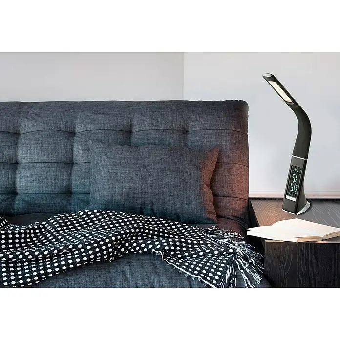 Globo Lámpara de sobremesa LED Sophie - 6 W, L x An x Al: 25 x 7 x 50 cm, Negro, Blanco frío - Elegante lámpara de escritorio LED con pantalla digital en una mesita de noche junto a una cama. Ideal para dormitorio o espacio de trabajo.