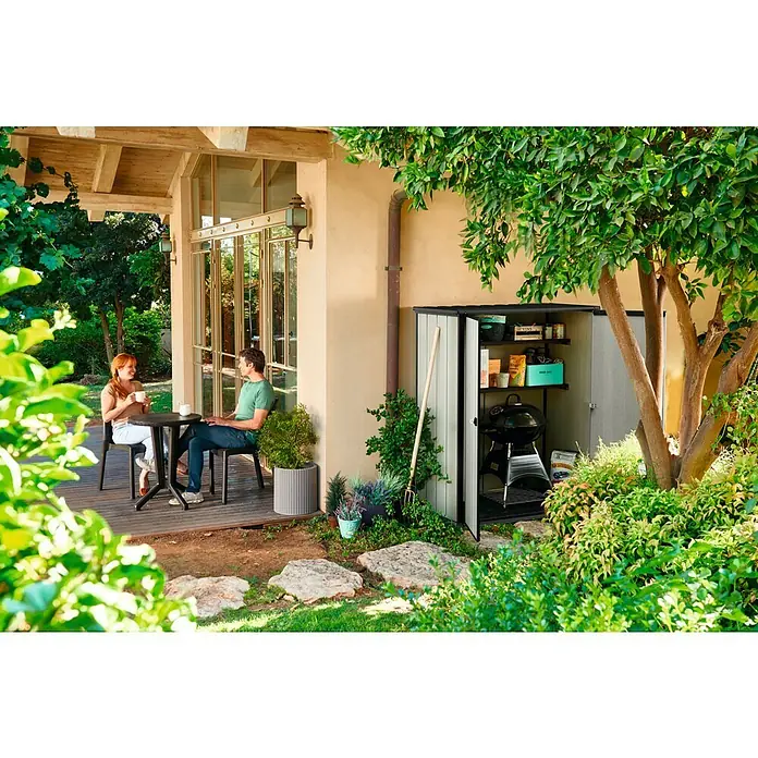 Keter Geräteschrank High Store Plus - Außenmaß inkl. Dachüberstand (B x T): 140 x 73,6 cm, Kunststoff, Grau - Gartenszene mit einem geräumigen Gartenschrank, der Grill und Gartengeräte ordentlich verstaut. Ideal für die Aufbewahrung im Freien.