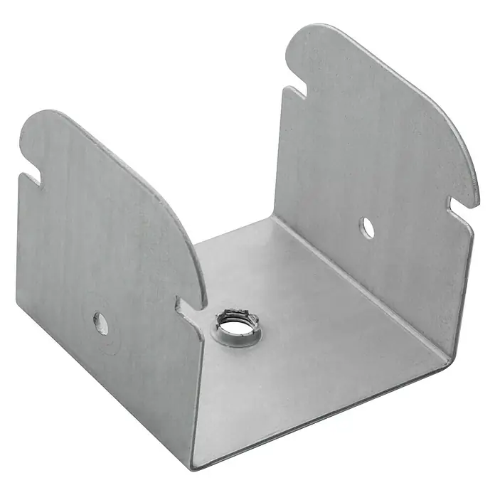 Placafix Elemento de unión para perfiles Caballete 18/TC47 - Plateado - Primer plano de un soporte de montaje metálico, con recortes y agujeros, diseñado para asegurar componentes estructurales.