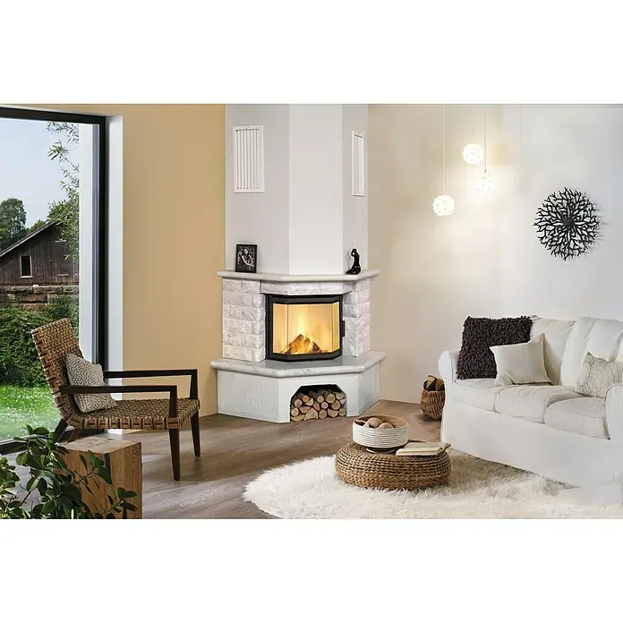 Hark Kaminbausatz Vermont 2 - 8 kW, Raumheizvermögen: 220 m³, Farbe Stein: Naturweiß - Kaminzimmer mit Eckkamin mit Glasfront, Holzscheitenlagerung, Sitzgelegenheiten und weißem Sofa in einem hellen, gemütlichen Ambiente.