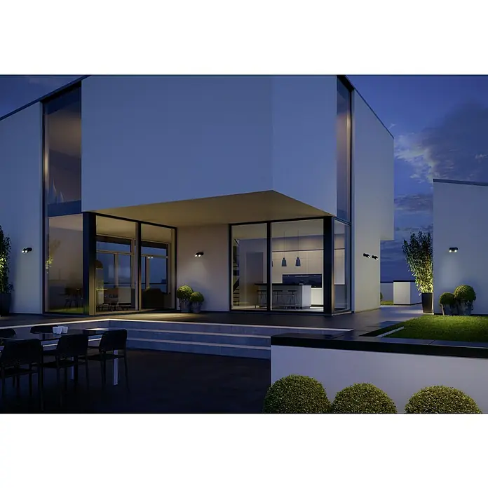 Steinel LED-Sensor-Außenwandleuchte Spot Duo S anthrazit - 14,95 W, L x B x H: 9,8 x 24,7 x 17,5 cm, Anthrazit, Warmweiß - Außenansicht eines modernen Hauses mit stilvoller Beleuchtung, die die Architektur hervorhebt und eine einladende Atmosphäre schafft.