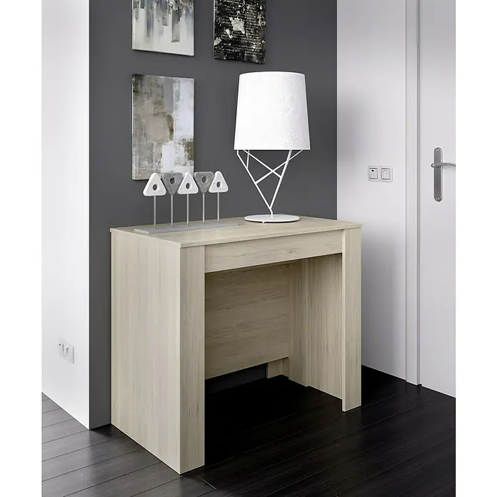 Dekit Mesa de comedor Kiona - L x An x Al: 90 x 239 x 77 cm, Natural, Extensible - Elegante consola de madera clara con lámpara y elementos decorativos, creando un ambiente sofisticado.\n