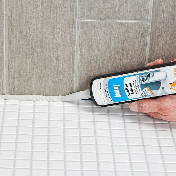 Knauf Sanitär-Silikon - Grau, 300 ml - Auftragen von Knauf Sanitär-Silicon auf Fliesenfugen, um eine wasserdichte Abdichtung im Badezimmer zu gewährleisten.