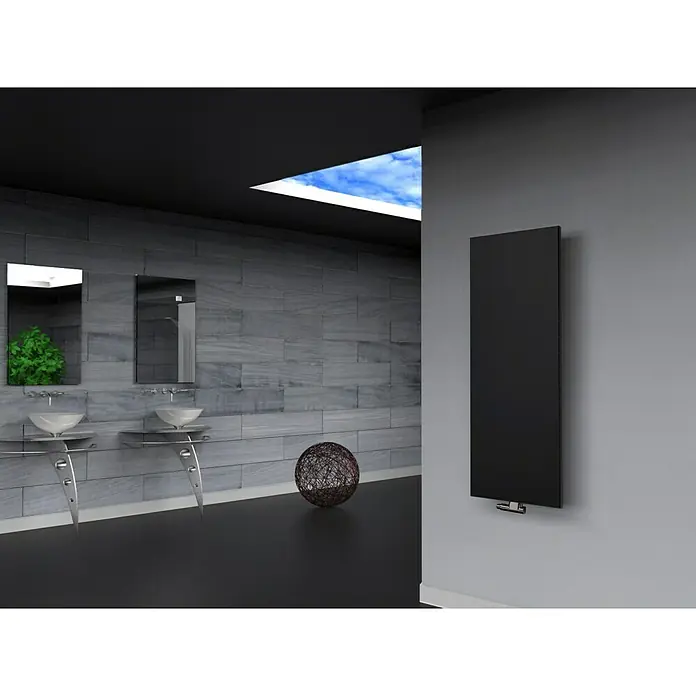 Szagato Designheizkörper Manhattan 2 - B x H: 470 x 1.200 mm, Wärmeleistung bei Vorlauftemperatur von 75 °C (D: 50): 799 W, Schwarz, Ohne Handtuchhalter - Ein moderner, schwarzer Heizkörper an einer grauen Wand in einem stilvollen Badezimmer mit Waschbecken und Dekoration.